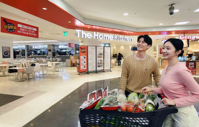 모델이 16일 서울 등촌동 ‘홈플러스 메가푸드마켓’ 강서점 푸드코트 ‘더 홈 키친’에서 쇼핑하고 있다. 사진 제공=홈플러스