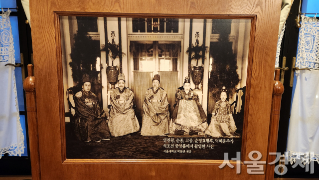 고종 황제의 가족 사진이 석조전에 전시돼 있다. (왼쪽부터) 영친왕, 순종, 고종, 순정효황후, 덕혜옹주가 앉아있다. 석조전 1층 중앙홀에서 찍은 것이다. 고종의 가족 사진으로는 마지막 시기라고 한다. 최수문 기자