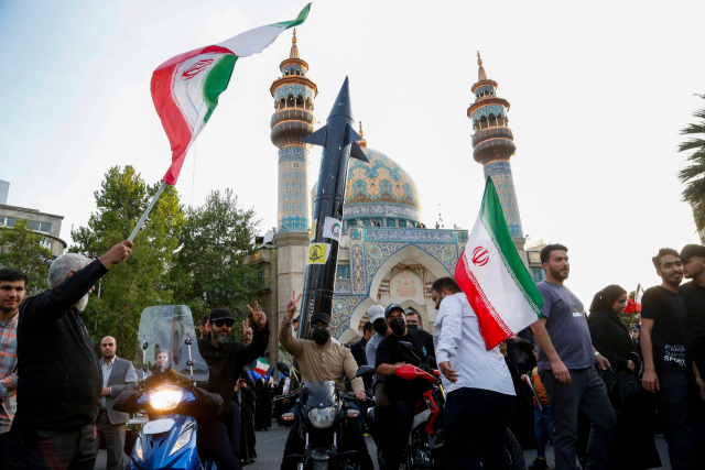 이란 시민들이 15일(현지시간) 테헤란 중심부 팔레스타인 광장에 모여 전날 이스라엘을 상대로 한 이란의 미사일과 드론 공격을 자축하는 시위를 벌이고 있다. AFP연합뉴스