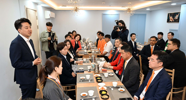 이준석 개혁신당 대표가 15일 서울 여의도의 한 식당에서 열린 4·10 총선 출마자와의 오찬 간담회에서 참석자들을 격려하고 있다. 권욱 기자 2024.04.15