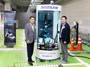 로봇이 충전구 열고 작업 '척척'…두산로보틱스 '전기차 자동충전소' 오픈