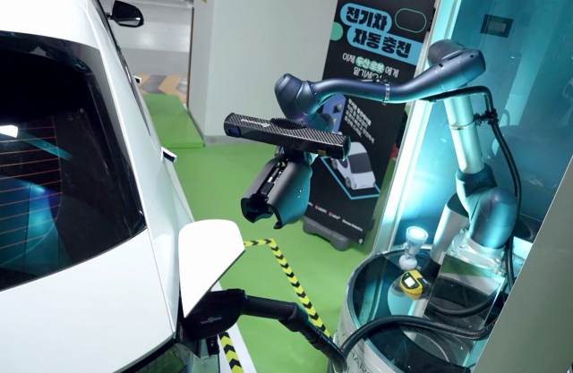 로봇이 충전구 열고 작업 '척척'…두산로보틱스 '전기차 자동충전소' 오픈