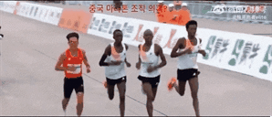 [영상]중국 선수에 먼저 가라 손짓?…중국 마라톤서 조작 의혹