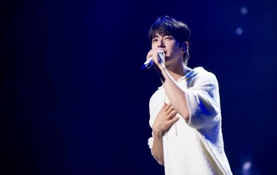 가수 겸 배우 차은우가 13일 열린 싱가포르 팬콘에서 노래를 부르고 있다. 사진제공=판타지오