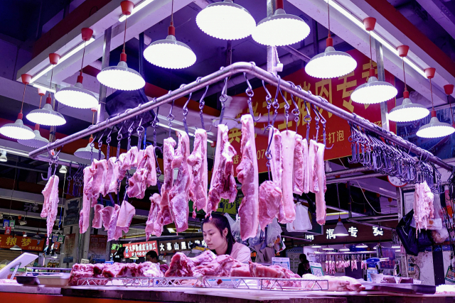 중국 후베이성 우한시의 한 시장에서 16일 돼지고기를 파는 상인이 손님을 기다리고 있다. AFP연합뉴스