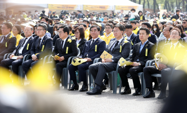 염종현 경기도의회 의장이 16일 안산 화랑유원지에서 열린 ‘세월호 참사 10주기 기억식’에 참석해 애도의 뜻을 표하고 있다. 사진 제공 = 경기도의회