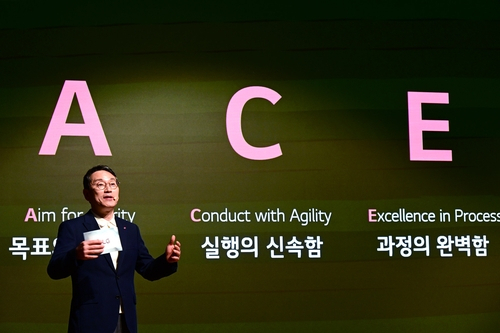 조주완 LG전자 CEO가 15일 서울 여의도 LG트윈타워에서 열린 ‘CEO F.U.N 토크’에서 임직원들에게 A.C.E 행동 원칙을 소개하고 있다. 사진제공=LG전자
