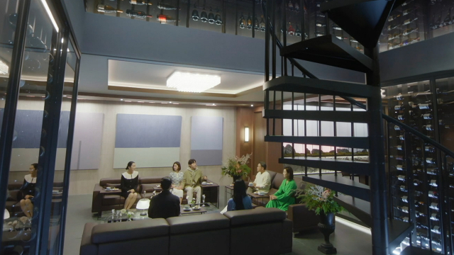 박서보 화백의 ‘묘법’ 연작이 전시된 퀸즈타운 지하2층 가족 거실 내부 /사진출처=tvN