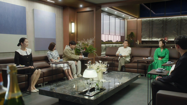 박서보 화백의 ‘묘법’ 연작이 전시된 퀸즈타운 지하2층 가족 거실 내부 /사진출처=tvN