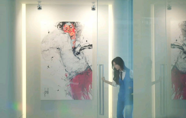 드라마 '눈물의 여왕'에서 주인공 홍해인의 백화점 집무실 앞에는 몽환적인 필치로 인물화를 그리는 프랑스 작가 다비드 자맹의 'Severine au bougainvillier'가 걸려 있다. /사진출처=tvN