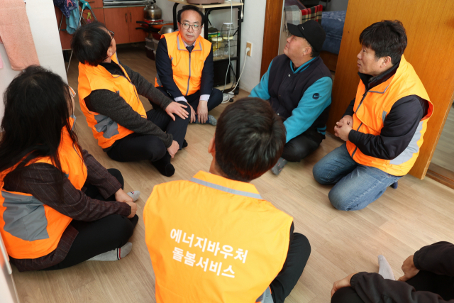한국에너지공단 임직원들이 에너지 취약 가구를 직접 찾아 에너지바우처 돌봄 서비스를 진행하고 있다. 사진 제공=에너지공단
