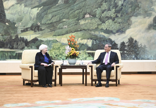 7일(현지시간) 중국 베이징 인민대회당에서 재닛 옐런(왼쪽) 미국 재무장관과 리창(오른쪽) 중국 총리가 회담하고 있다. 신화연합뉴스