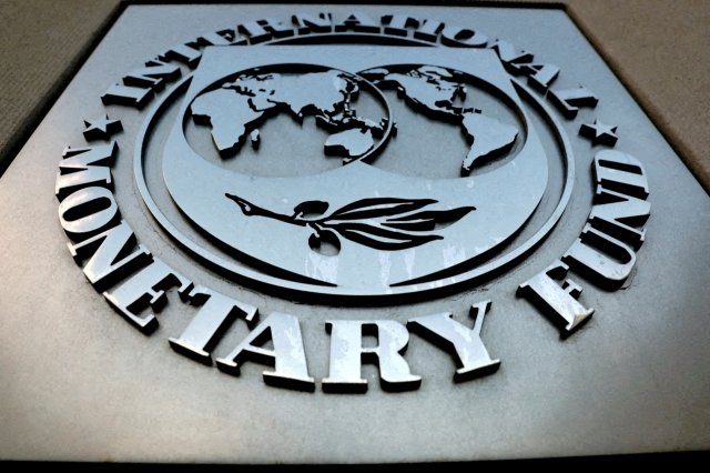 미국 워싱턴 국제통화기금(IMF) 본부 앞에 IMF 로고가 걸려 있다. 로이터연합뉴스