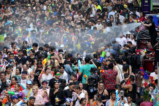 태국 송크란 기간인 지난 13일 방콕에서 관광객들이 물을 뿌리며 축제를 즐기고 있다. AP연합뉴스