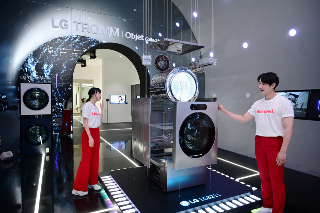 LG전자 전시관 스태프들이 17일 서울 강남구에서 열린 월드IT쇼 2024에서 'LG 시그니처 세탁건조기'의 ‘AI DD모터’와 ‘인버터 히트펌프’ 등 핵심 부품을 소개하고 있다.사진=LG전자