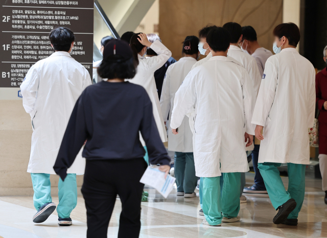 의과대학 정원 증원안을 둘러싼 정부와 의료계의 갈등이 계속되는 가운데 17일 서울 시내 한 대형병원에서 의료진이 이동하고 있다. 연합뉴스