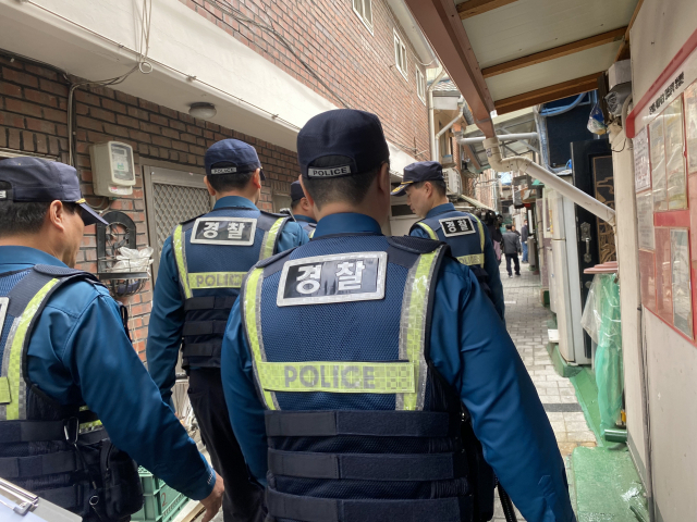 16일 기동순찰대원들이 서울 종로구의 한 쪽방촌 골목에서 순찰활동을 펼치고 있다. 이승령 기자