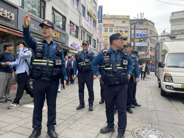 16일 서울경찰청 기동순찰대 대원들이 서울 종로구 종로3가역 인근에서 순찰활동을 펼치고 있다. 이승령 기자