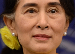 미얀마 수치 고문, 독방서 가택연금 전환…군정 "더워서"