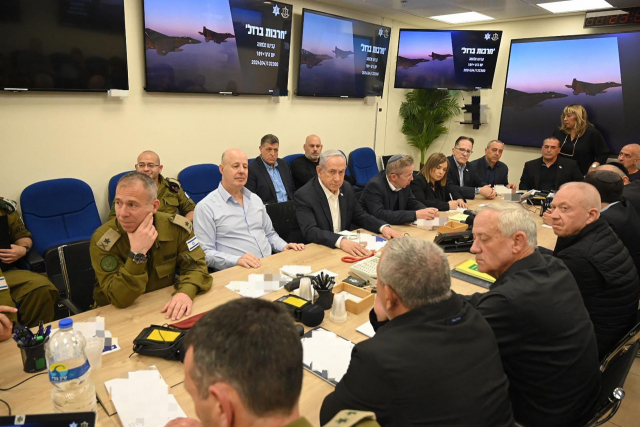 베냐민 네타냐후(가운뎃줄 왼쪽 세 번째) 이스라엘 총리가 14일(현지 시간) 이스라엘 텔아비브에서 열린 전시 내각 회의에서 관계자들과 이란 공격에 대한 대응 방안을 논의하고 있다. AFP연합뉴스