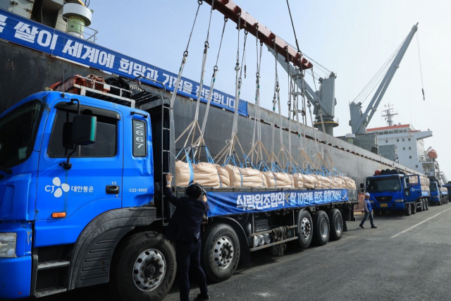 17일 군산항에서 CJ대한통운이 운송한 식량원조협약 쌀이 차량에서 배로 선적되고 있다. 사진 제공=CJ대한통운