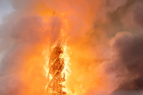 4월 16일 덴마크 수도 코펜하겐의 옛 증권거래소 첨탑이 불타고 있다. 로이터연합뉴스