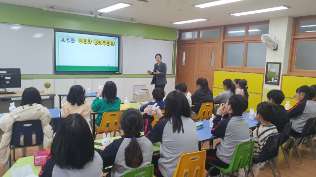 BNK경남은행은 울산삼동초등학교에서 열린 금융교육을 지원했다. 사진제공=BNK경남은행