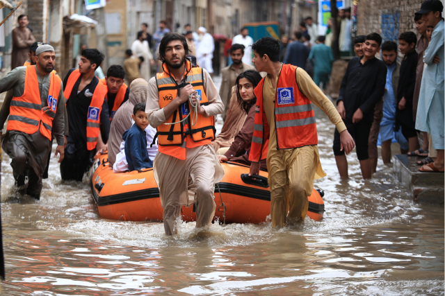 지난 15일부터 파키스탄에 내린 폭우로 인해 주민들이 구명보트를 타고 대피하고 있다. EPA연합뉴스