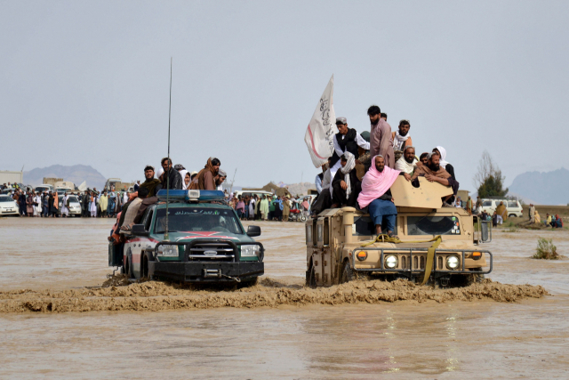 지난 13일부터 아프가니스탄에 내린 폭우로 칸다하르주 주민들이 군용차를 타고 대피하고 있다. AFP연합뉴스