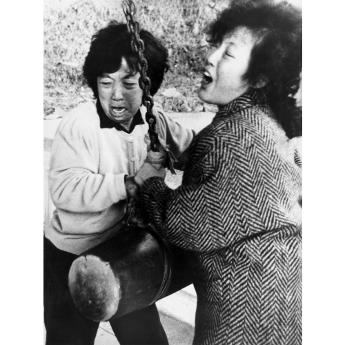 1987년 정차순씨와 누나 박은숙씨가 부산 괴정동 사리암에서 열린 가족 불공에 앞서 울부짖으며 타종하고 있다. 사진 제공=부산일보