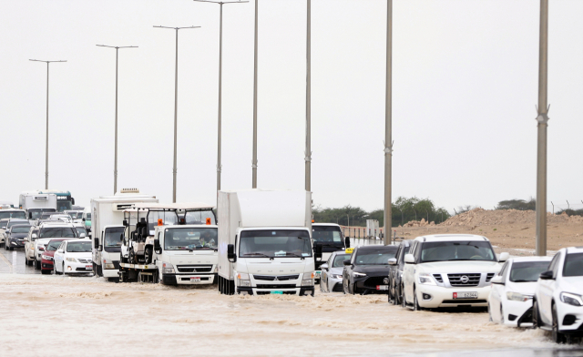 4월 16일(현지시간) 아랍에미리트 두바이에서 도로가 물에 잠겨 있다. 로이터연합뉴스