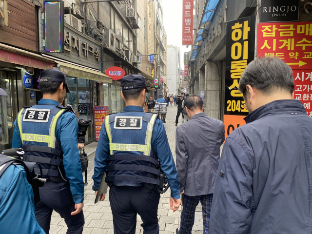 16일 서울경찰청 기동순찰대원들이 서울 종로구 귀금속 거리에서 순찰 활동을 하고 있다. 이승령 기자