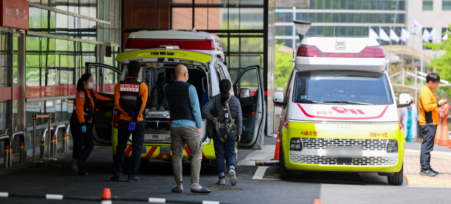 17일 서울 시내 한 대형병원 응급실 앞에서 한 환자가 구급차에 탄 상태로 대기하고 있다. 연합뉴스