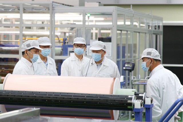 신동빈(왼쪽 네 번째) 롯데 회장이 17일 말레이시아 사라왁주 쿠칭에 있는 롯데에너지머티리얼즈 스마트팩토리를 방문해 생산을 마친 동박 제품을 살펴보고 있다. 사진 제공=롯데