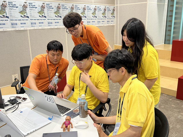 '2023 AI Youth Challnege'에 참여했던 학생들이 포스코DX AI엔지니어들로부터 멘토링을 받고 있다. 사진 제공=포스코DX
