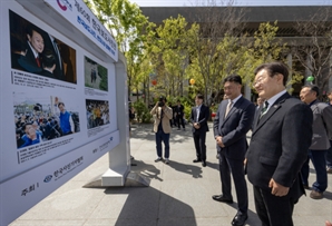 한국보도사진전 관람하는 이재명 민주당 대표