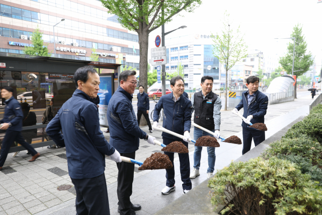 정국영(왼쪽 세번째) 대전도시공사 사장과 임원진이 ‘청렴나무’ 식목행사를 갖고 있다. 사진제공=대전도시공사