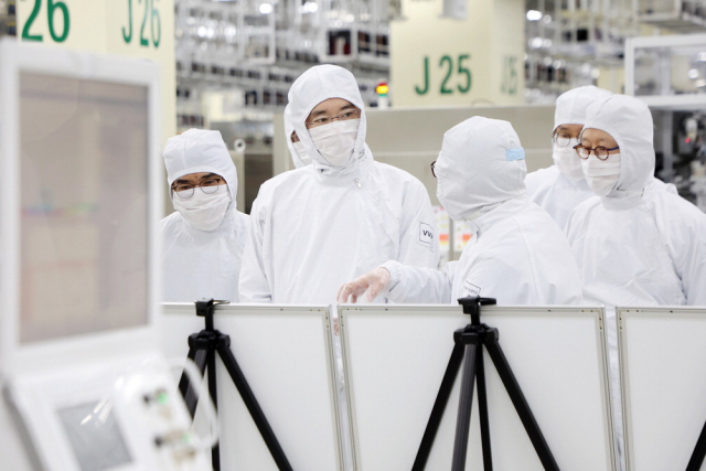 이재용(왼쪽 두 번째) 삼성전자 회장이 올 2월 삼성전자 천안캠퍼스를 찾아 패키징 라인을 둘러보고 있다. 사진 제공=삼성전자