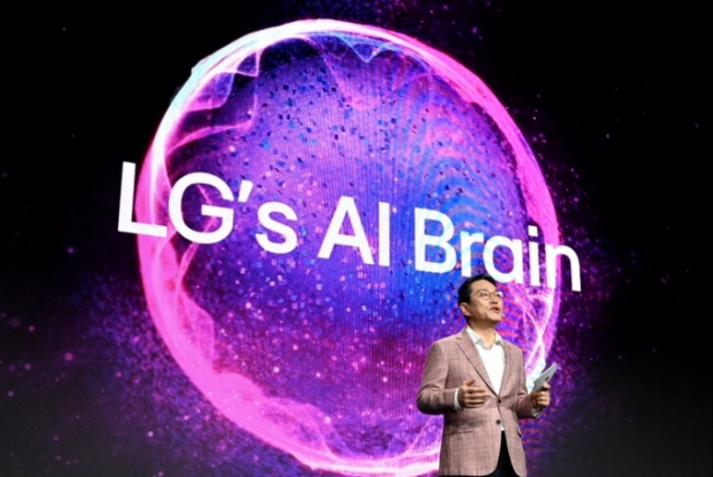 조주완 LG전자 CEO가 1월 미국 라스베이거스 만달레이베이 호텔에서 열린 ‘월드 프리미어’ 행사에서 LG AI 브레인 개발 계획을 설명하고 있다. 사진제공=LG전자