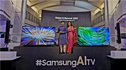삼성전자가 17일(현지시간) 인도 벵갈루루에 위치한 삼성오페라하우스에서 개최한 TV 신제품 공개 행사에서 모델들이 2024년형 네오 QLED 8K와 삼성 유기발광다이오드(OLED) TV를 소개하고 있다. 사진제공=삼성전자