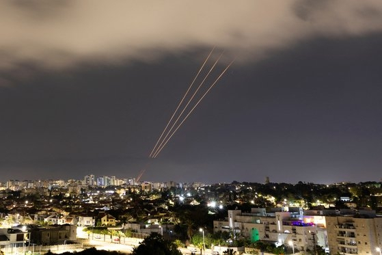 지난 4월 14일(현지시간) 이란의 드론 공습에 이스라엘의 방공망이 가동되고 있다. 로이터연합뉴스