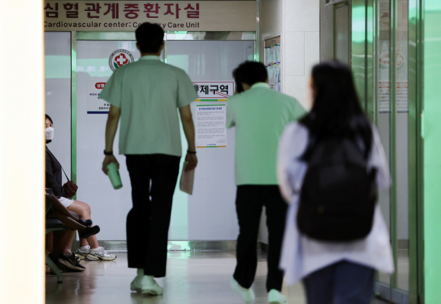 17일 광주의 한 대학병원에서 의료진들이 이동하고 있다. 연합뉴스