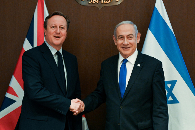 베냐민 네타냐후(오른쪽) 이스라엘 총리가 17일(현지 시간) 이스라엘 예루살렘에서 데이비드 캐머런 영국 외무장관과 만나 환하게 웃으며 악수하고 있다. UPI연합뉴스