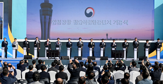 유정복 인천시장이 18일 인천국제공항 부지에서 열린 '인천공항 첨단복합항공단지 기공식'에서 박상우 국토교통부장관, 이학재 인천국제공항공사 사장, 엘리 감바시 IAI CCO 및 내빈들과 기공 세리머니를 했다. 사진제공=인천시