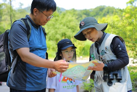 부모님과 함께 ‘내셔널지오그래픽 키즈 탐험대’ 탐험대에 참가한 어린이가 수목원 프로그램을 체험하고 있다. 사진제공=국립수목원