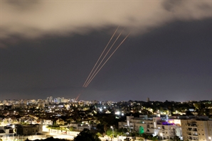 이스라엘, 이란 軍기지 심야 공습…“핵 시설은 겨냥 안할것”