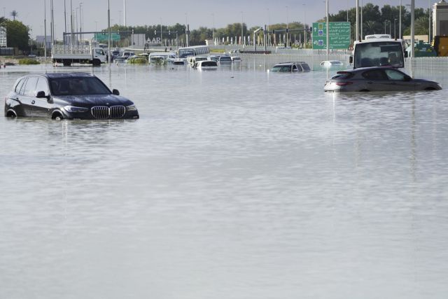 17일 아랍에미리트 두바이 거리가 폭우로 침수돼 차량들이 물에 잠겨 있다. 연합뉴스