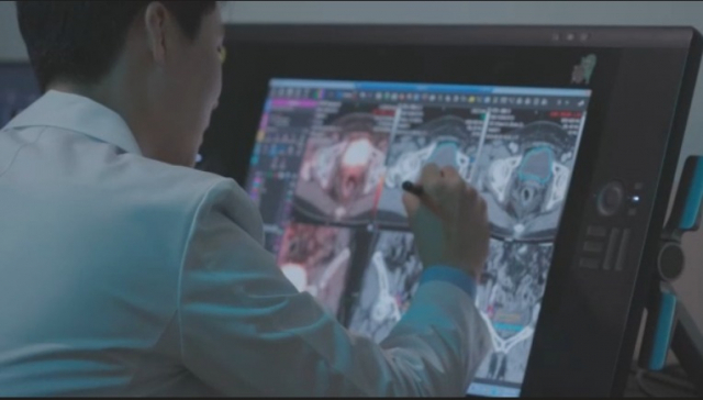장지석 연세암병원 방사선종양학과 교수가 AI 기반 컨투어링 소프트웨어를 이용해 방사선치료를 앞둔 암환자의 정상 장기에 대한 영상구획 작업을 하고 있다. 사진 제공=연세암병원