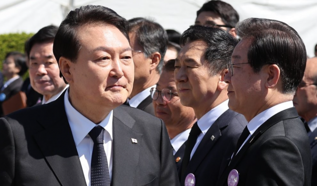尹, 4·19 기념탑 참배 '자유민주주의 더욱 발전'