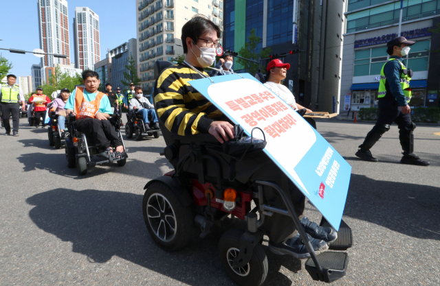 장애인의 날을 이틀 앞둔 18일 오후 인천 남동구 인천시청 앞 애뜰광장에서 열린 2024 장애인 차별 철폐 투쟁대회 참가자들이 거리 행진을 하고 있다. 연합뉴스